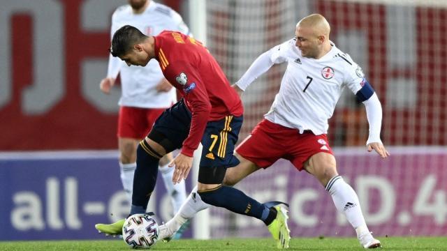 1616982847091040220.jpg morata-pugna-por-un-balon.-afp.jpg